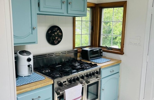 South Jamesport Cottage | Charming Beach Cottage, Steps to Beach, Enjoy Scenic Vineyards & Farm Stands