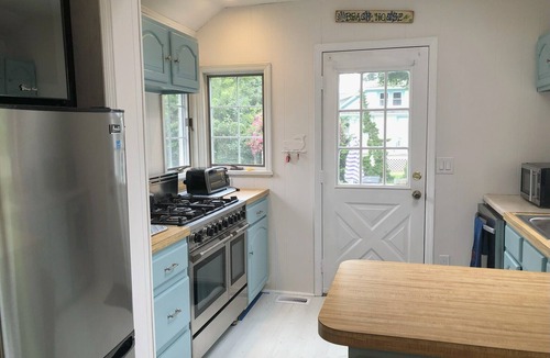 South Jamesport Cottage | Charming Beach Cottage, Steps to Beach, Enjoy Scenic Vineyards & Farm Stands