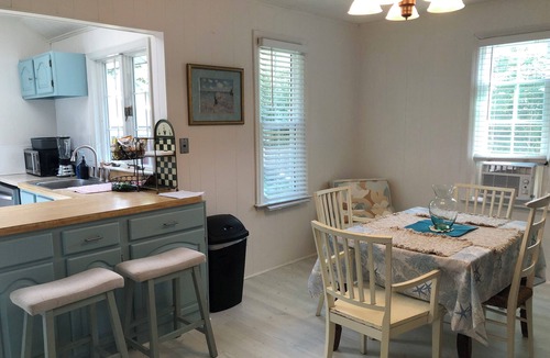 South Jamesport Cottage | Charming Beach Cottage, Steps to Beach, Enjoy Scenic Vineyards & Farm Stands