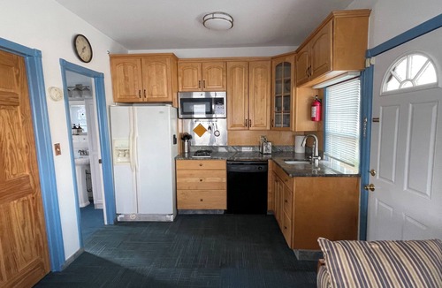 Usmma House | Charming bungalow in amazing City Island The Bronx with water view