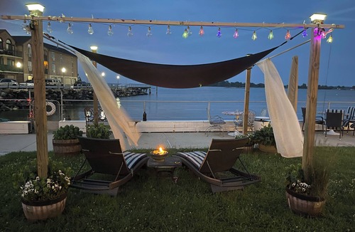 Usmma House | Charming bungalow in amazing City Island The Bronx with water view