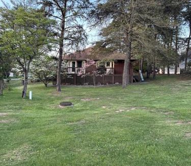 The Woods House | Charming Cabin on Golf Course with Fireplace & Resort Perks in Hedgesville, West Virginia