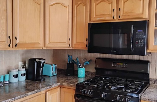 Sixteen Acres House | Charming -Clean-4-bedroom house with AC and WiFi in wonderful Springfield