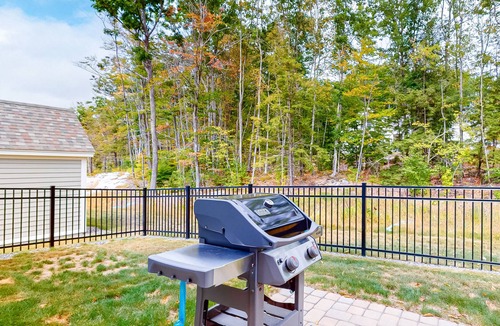 Arundel Cottage | Charming cottage on a preserve with grill, WiFi, W/D, pool, gym, & game room