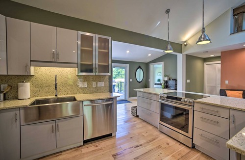 Wallkill House | Charming Cottage w/Deck: Mtn + Lake Views!