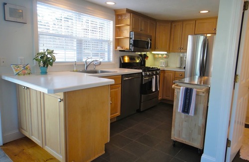 Newbury House | Charming Cottage w/Panoramic Roof-top Views! June 27 Available!