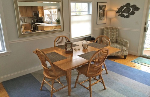 Newbury House | Charming Cottage w/Panoramic Roof-top Views! June 27 Available!