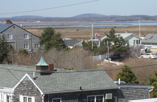 Newbury House | Charming Cottage w/Panoramic Roof-top Views! June 27 Available!