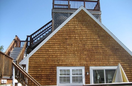 Newbury House | Charming Cottage w/Panoramic Roof-top Views! June 27 Available!
