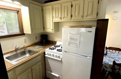 Lincolnville Cottage | Charming Cottage with Private Deck and Modern Amenities near Camden, Maine