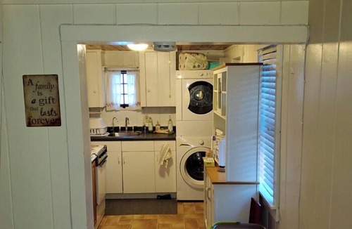 Raymond Cottage | Charming Cottage w/Water Access on Crescent Lake - Perfect Couple’s Getaway!