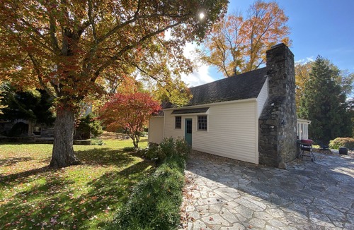 Newtown Cottage | Charming Country Cottage w pool and pickleball court