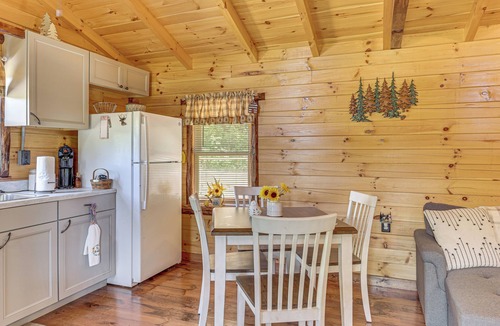 Zanesville Cabin | Charming Couples Cabin on 40 Acres in Zanesville