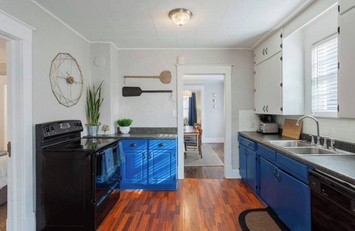 Plaza Westport House | Charming Duplex Near Food and Fun | 15/16