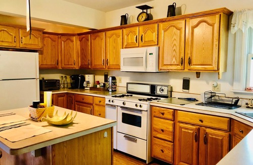 Worthington House | Charming Farmhouse - quiet, private & peaceful