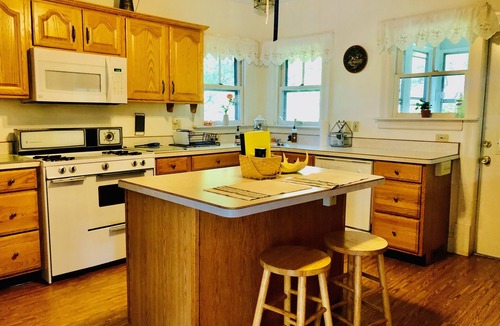 Worthington House | Charming Farmhouse - quiet, private & peaceful