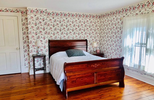 Worthington House | Charming Farmhouse - quiet, private & peaceful