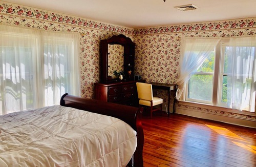 Worthington House | Charming Farmhouse - quiet, private & peaceful