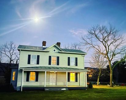 Singers Glen House | Charming Farmhouse w King Bed Hot Tub & EV Charger