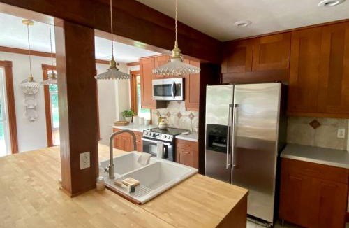 Boles House | Charming Group Cottage with Amazing Equipped Backyard in Arkansas