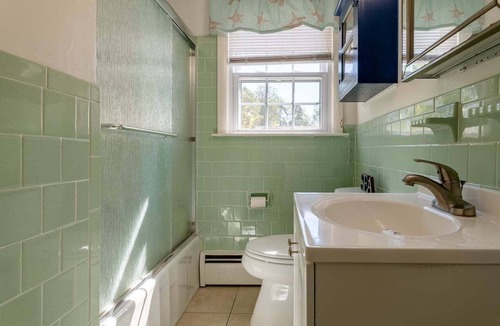 Narragansett Hotel | Charming Harbour Island Cottage with Water Views, Sun Porch & Sunset Deck
