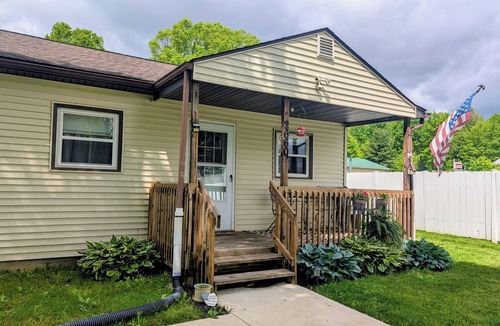 Newton Falls Cottage | Charming Lake cottage/duplex, Golf outing ready in beautiful Lake Milton.