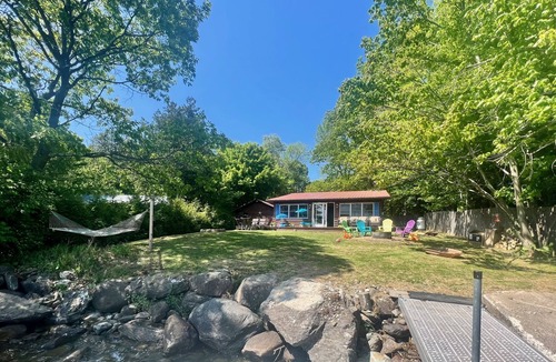 Franklin Cottage | Charming Lakehouse private yard, boat dock/wifi.