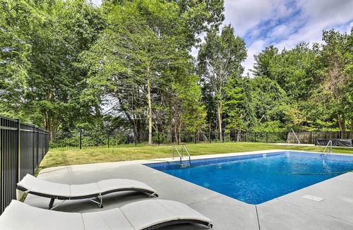 Madison Cottage | Charming Madison Retreat ~ 3 Mi to Beaches!