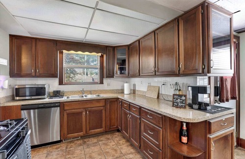 Newark House | Charming Newark Home|King Bed+Theater room