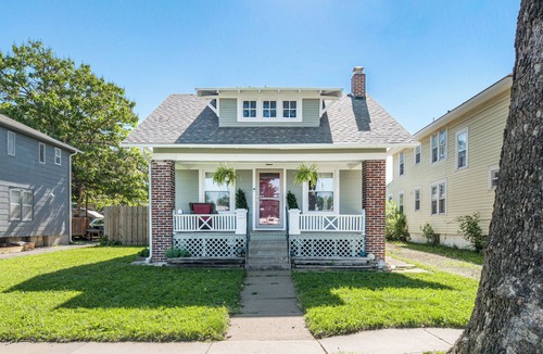North Kansas City House | Charming NKC Bungalow Walkable to Dining & Shops