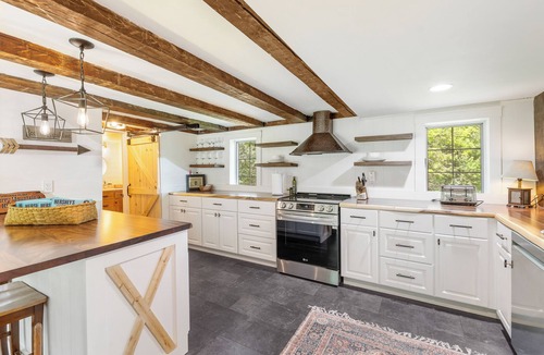Jefferson House | Charming Pet-Friendly 4 Bedroom Home w/Hot Tub & Firepit in Beautiful Jefferson!