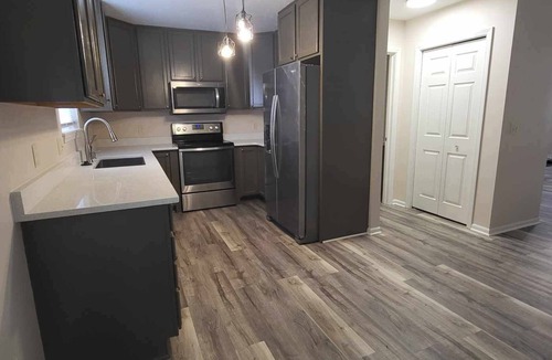 Portage Lakes House | Charming Portage Lakes Remodeled House sleeps 7, 5-minute walk to the lake
