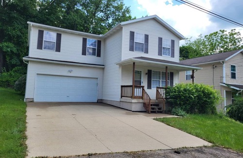 Portage Lakes House | Charming Portage Lakes Remodeled House sleeps 7, 5-minute walk to the lake