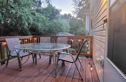 Portage Lakes House | Charming Portage Lakes Remodeled House sleeps 7, 5-minute walk to the lake