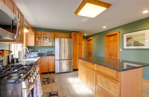 Putney House | Charming Putney Home: Porch, Grill & Hiking Trails