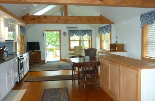 Kittery Cottage | Charming, quiet waterfront cottage with WiFi, parking, on island by Portsmouth