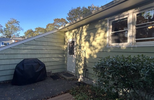 New London House | Charming ranch with 3 private beaches just steps away. Quiet street, back patio
