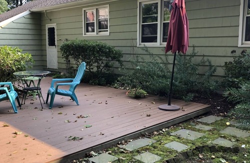 New London House | Charming ranch with 3 private beaches just steps away. Quiet street, back patio