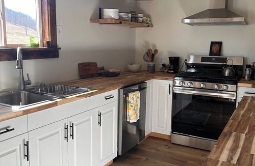 Lost Creek House | Charming Renovated Schoolhouse Retreat – 2BR + Office, Spacious Yard