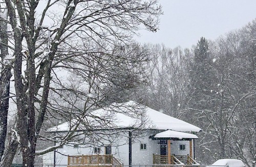 Lost Creek House | Charming Renovated Schoolhouse Retreat – 2BR + Office, Spacious Yard