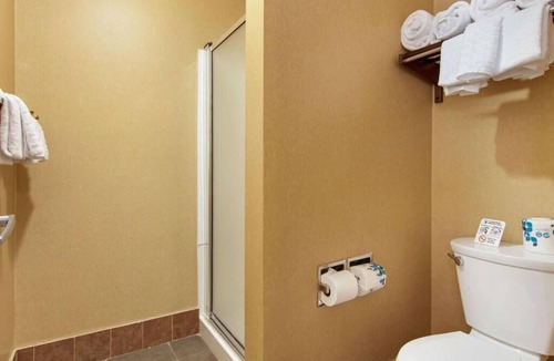 Bryce Canyon Hotel | Charming Retreat amidst Nature! Free Breakfast. Indoor Pool, Free Parking!