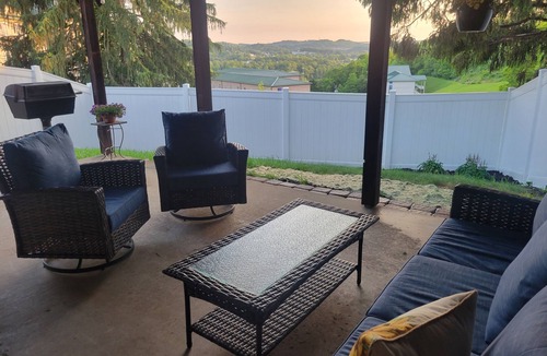 Morgantown House | Charming retro house on University Ave, walking distance from WVU Stadium.