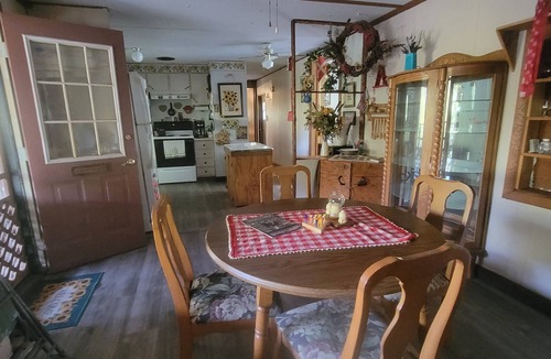 Gordonsville House | Charming Rustic 2-bedroom farmhouse with WiFi, AC on pristine Plunkett Creek Rd