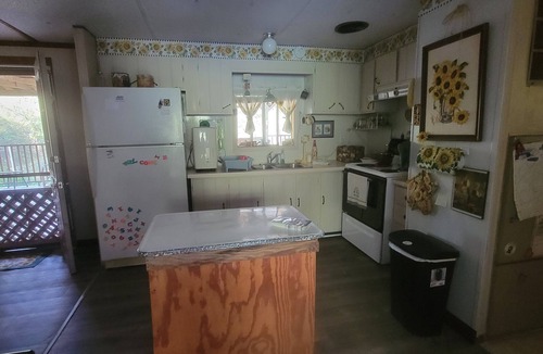 Gordonsville House | Charming Rustic 2-bedroom farmhouse with WiFi, AC on pristine Plunkett Creek Rd