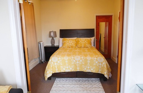 Greenville House | Charming second-floor apartment in Jersey City, close to Manhattan!