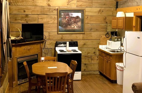 Mingo Cabin | Charming Spacious Cabin Ideal for Families or Small Groups in West Virginia
