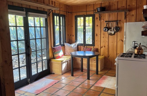 Ojai Cabin | Charming studio cabin with full kitchen in serene downtown Ojai