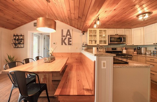 Oxford House | Charming Thompson Lake Retreat – Sandy Beach, Dock & Kayaks