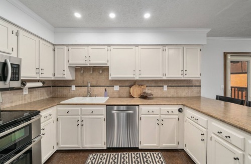 Victorian Village House | Charming townhouse , 1 mile from OSU & Downtown in VIBRANT Short North District.