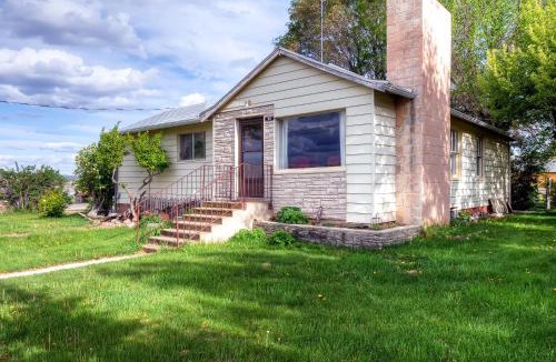 Tropic House | Charming Tropic Home by a Farm: Near Bryce Canyon!